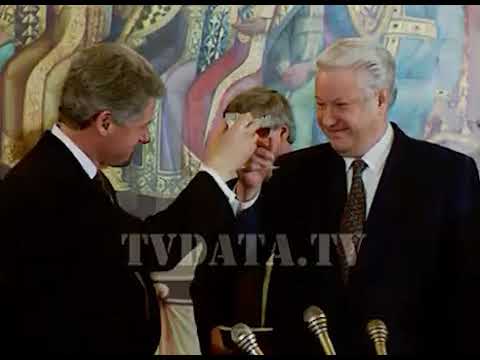 US President Bill Clinton and Russian President Boris Yeltsin share a toast in Moscow #BillClinton