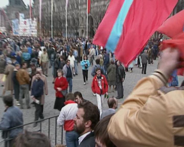 Labour Day in Moscow 1992 - A Snapshot of Russia's Post-Soviet Transition.This footage provides a unique window into the past, revealing the political and social divisions that existed in Russia during this time. It allows us to see how Russians experienced the collapse of the Soviet Union and the impact it had on their daily lives.
