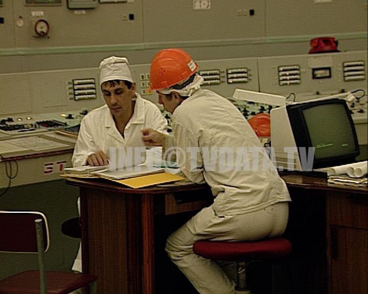 Reactor Operators Responsible for directly controlling the nuclear reactor's systems, including adjusting control rods, monitoring reactor power levels, and ensuring safe operation.They are trained to respond to abnormal conditions or emergencies.