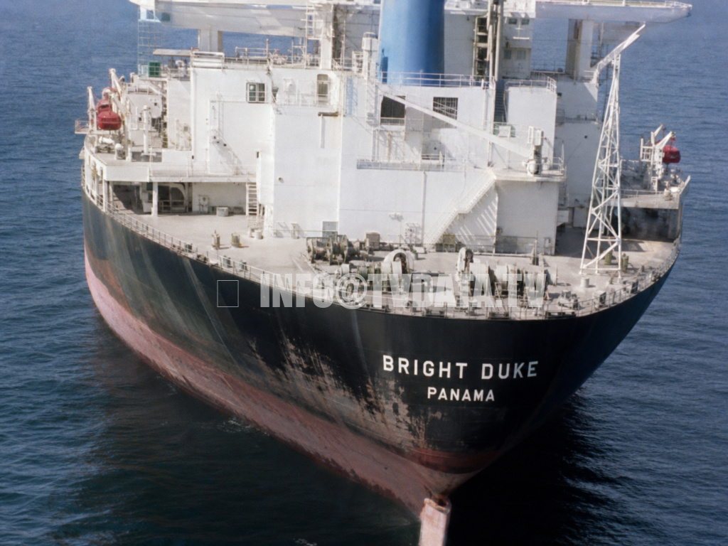 Archival 1987 news footage showing the oil tanker BRIGHT DUKE, marked “Panama,” passing through the Strait of Hormuz. This footage originates during a period of heightened maritime tension in the Persian Gulf.
